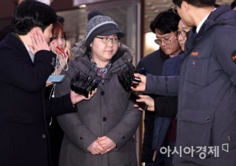 [포토] 변호사 바라보는 조수진 교수, '답변은 변호사가..'