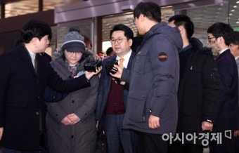 [포토] 취재진 질문에 답하는 조수진 교수의 개인 변호사