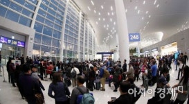 [포토]인천공항 제2여객터미널, 첫 출발 기다리는 승객