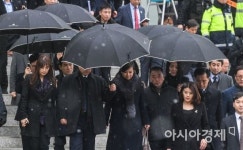 [포토] 우산쓰고 해오름극장 나서는 현송월 단장