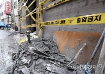 [포토] 잿더미 쌓여 있는 종로여관 방화현장