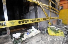 [포토] 화재 현장에 놓인 추모 국화