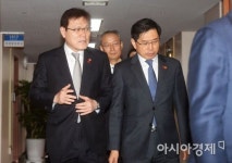 [포토]대화하는 금융위원장과 법무부 장관