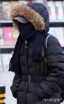 [포토] 얼굴까지 꽁꽁 싸맨 한파 속 출근길
