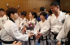 [포토]악수하는 남북 태권도 시범단