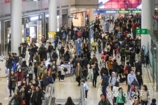 [포토]인천공항 면세구역, 여행객들로 북적