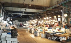들어와라 vs 싫다…돌파구없는 노량진 수산시장 갈등