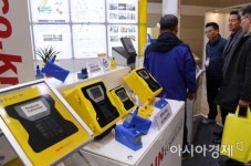 [포토] 초음파 유량계 둘러보는 방문객들
