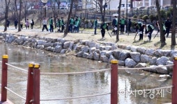 [포토] 성내천 정화활동 나선 송파구