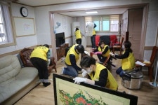 아워홈, 경로당 봄맞이 대청소 및 오찬제공 봉사활동