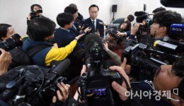 [포토] 질문 세례받는 황전원