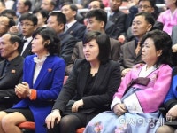 [포토] 공연 지켜보는 북측 관람객