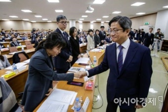 [포토] 법관들과 인사하는 김명수 대법원장