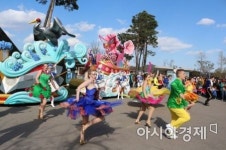 순천만국가정원, 봄 축제 상춘객들로 가득