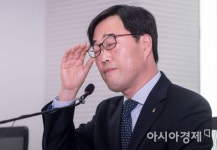 [포토] 안경 바로쓰는 김기식 원장