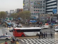 화곡역사거리서 관광버스가 전신주 들이받아…인명피해 없어