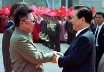 두손 잡고 함께 3초 방북한 두 정상... 한층 화기애애한 3번째 만남