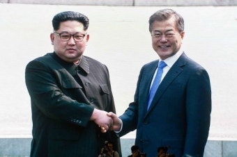 문 대통령-김정은, 군사분계선 사이에 두고 '세기의 악수'(종합)