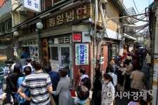 [포토] 평양냉면 맛보기 위해 줄선 시민들