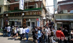 [포토] 평양냉면 먹기 위해 줄선 시민들