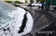 [포토] 차 앞유리에 쌓인 우박