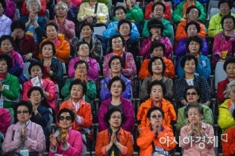 [포토]어버이날 기념식 참석한 어르신들