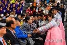 [포토] 어버이날 카네이션 받는 어르신들