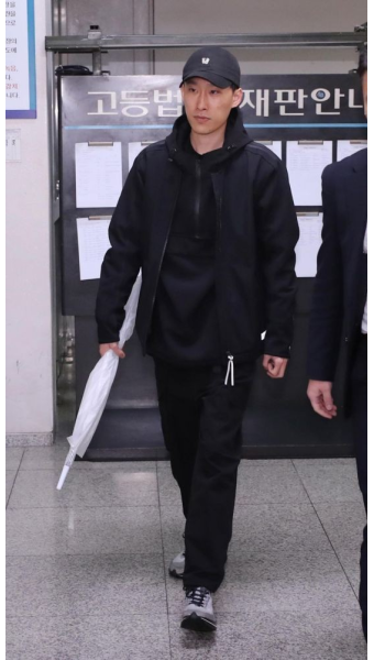 블랙넛, ‘앨범 홍보 티셔츠’ 입고 법원 출석…네티즌 “할 말을 잃음”