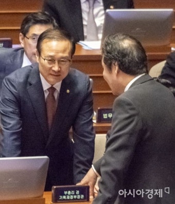 [포토] 이야기 나누는 이낙연 총리-홍영표 원내대표