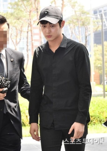 ‘동료 연예인 강제 추행 혐의’ 이서원, 검찰 출석…포토라인 그냥 통과
