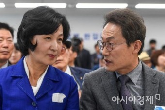 [포토] 의견 나누는 추미애 대표-조희연 서울시교육감 후보