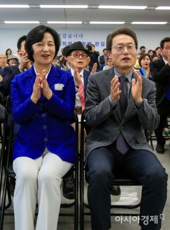 [포토] 박수치는 추미애 대표-조희연 서울시교육감 후보