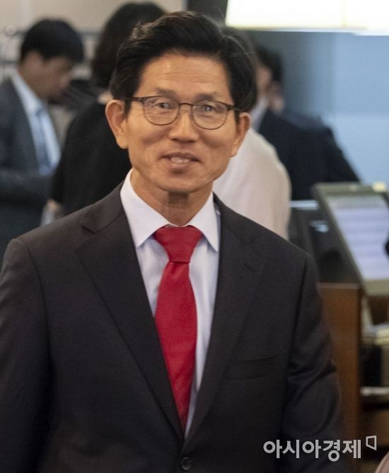 김문수 후보, 국민의힘 내 지지율 선두...특검 반발으로 강한 지지층 형성