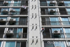 [포토] 듬성듬성 게양된 태극기