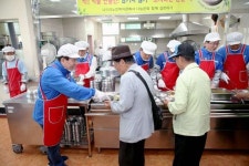 [포토] 구충곤 화순군수 후보의 배식 봉사