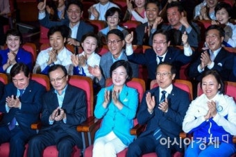 [포토] 지방선거 출구조사 발표, 환호하는 민주당