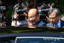 [포토] 동해서 육로로 이동하는 박경서 회장