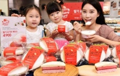 [포토]홈플러스, 여름 쿨 디저트 딸기 요거트 케이크 맛보세요