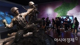 [포토] 전쟁기념관 견학하는 학생들