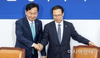 [포토] 인사 나누는 홍영표-김관영 원내대표