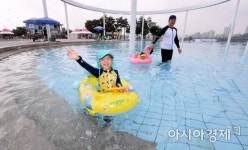 [포토] 뚝섬 야외수영장 나들이왔어요