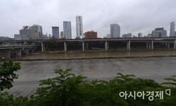 [포토]태풍 북상에 장마까지... 한산한 탄천공영주차장