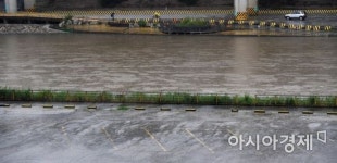 [포토]태풍 북상에 장마까지... 한산한 탄천공영주차장