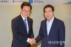 [포토] 악수하는 박원순 서울시장-이재명 경기도지사