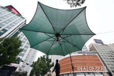 [포토]대형 그늘막이 시민들의 대형 우산으로