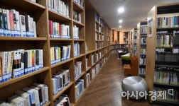 [포토] 폭염 피해 시원한 도서관으로