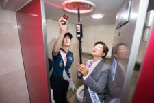 김미경 은평구청장, 공중화장실 불법촬영장비 점검