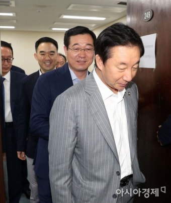 [포토] 고개숙인 김성태 원내대표