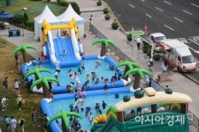 [포토]물놀이장으로 변신한 시청 앞 광장