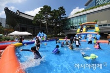 [포토]기록적인 폭염... 사찰 앞에 설치된 물놀이장